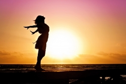 woman-g8b816fa03_1280.jpg