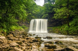 waterfall-2090886_1920.jpg